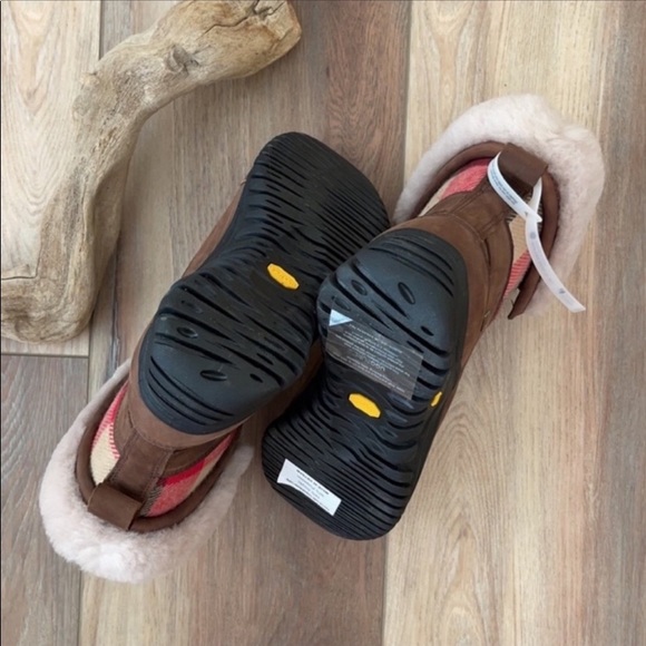 🍁UGG🍁 ADIRONDACK BOOT II PLAID WATER PROOF - Picture 7 of 15
